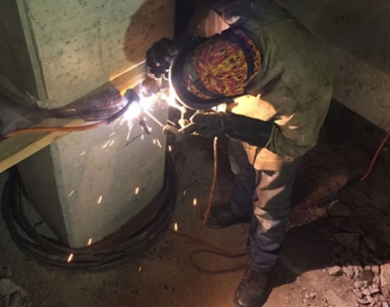On-site reinforcing steel welding for seismic strengthening
